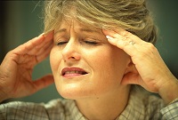 Photo woman in pain, with her hands to her temples Photo woman in pain, with her hands to her temples